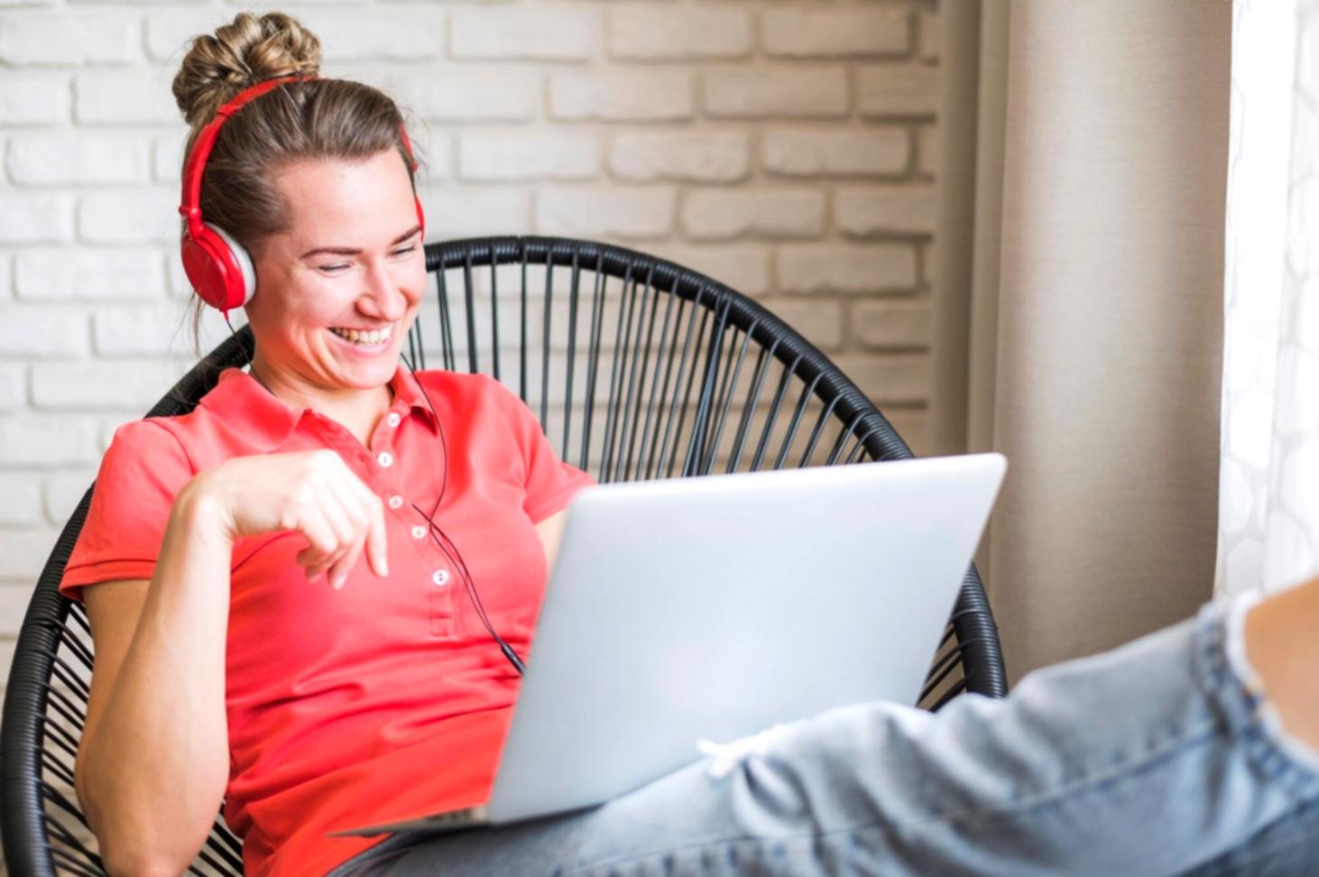 Analyse de données financières sur tablette avec graphiques de tendances