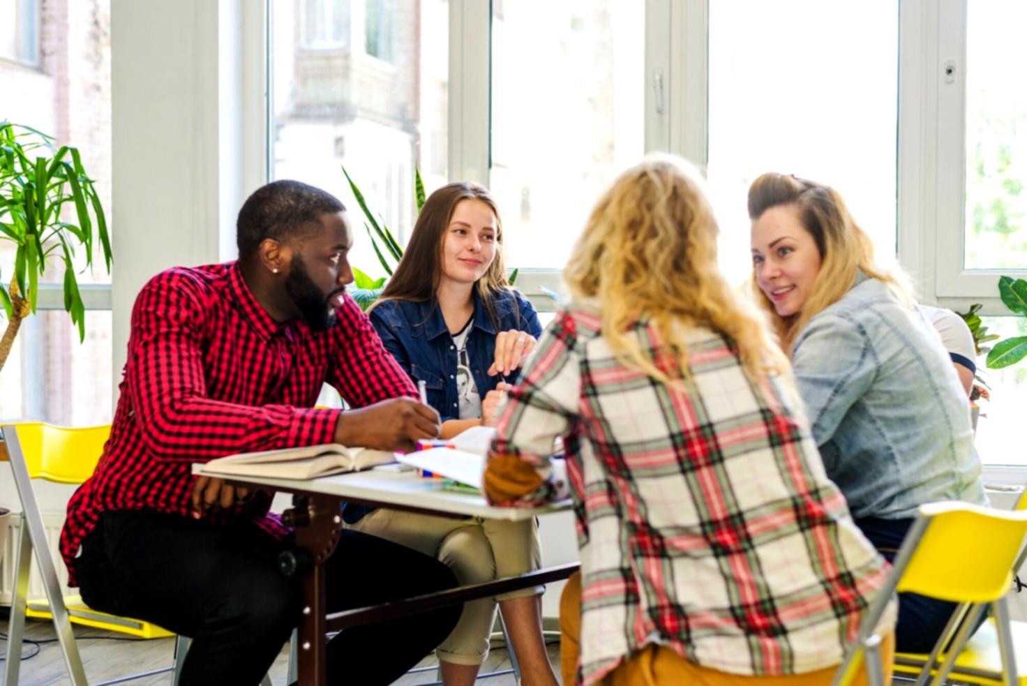 Documents financiers et calculatrice lors d'une session d'analyse approfondie