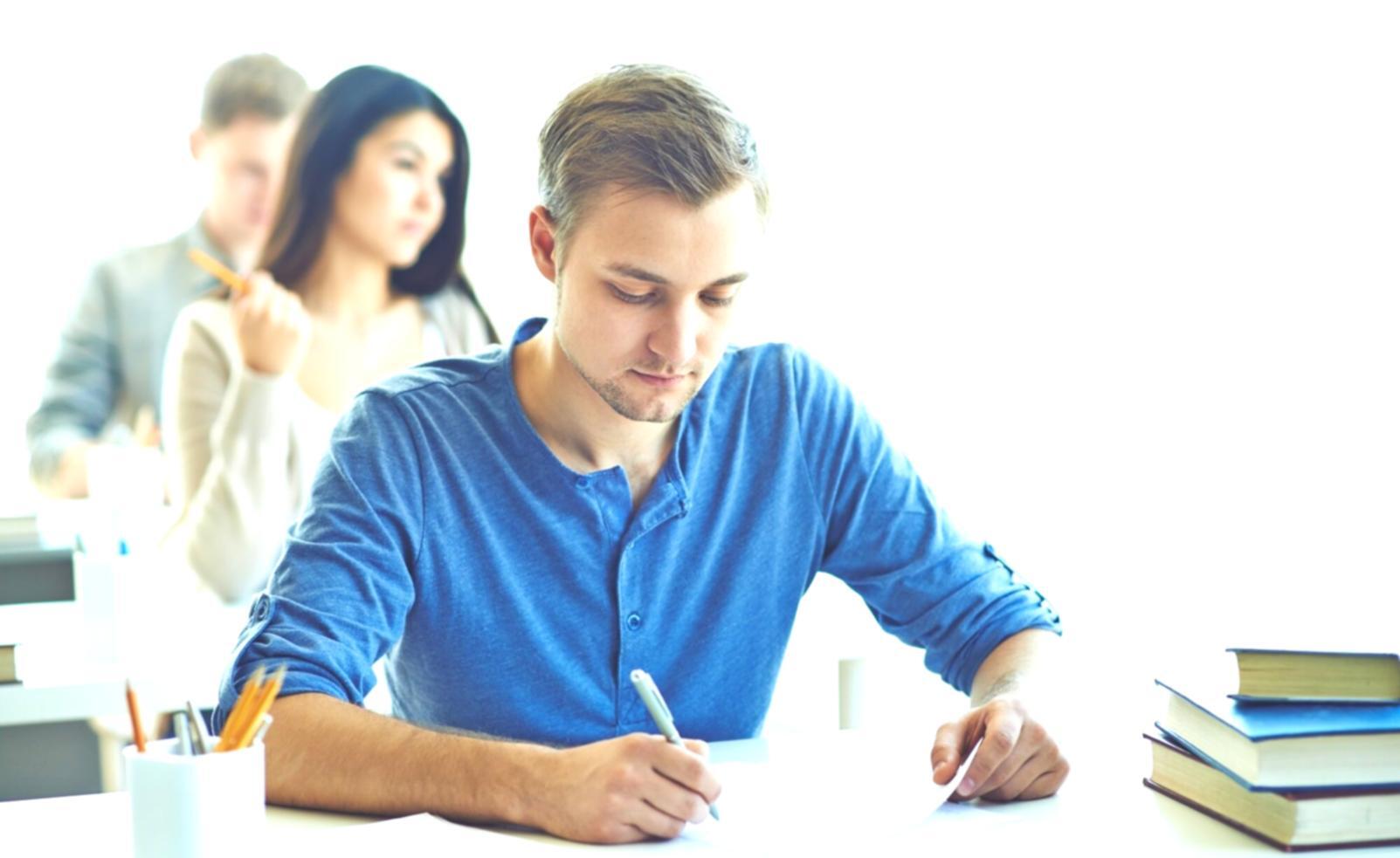 Bureau moderne avec ordinateur portable et graphiques financiers affichés sur l'écran
